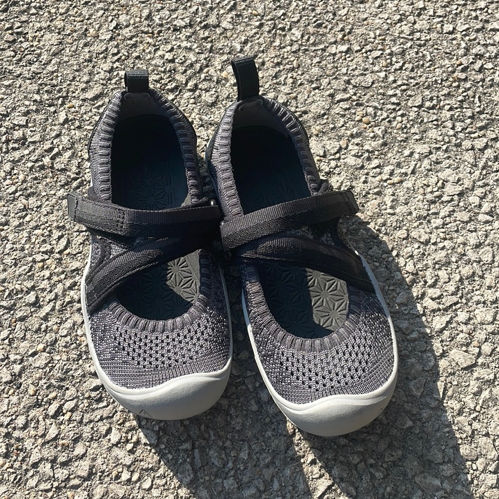 Keen sandals mary janes girls 13 nearly brand new